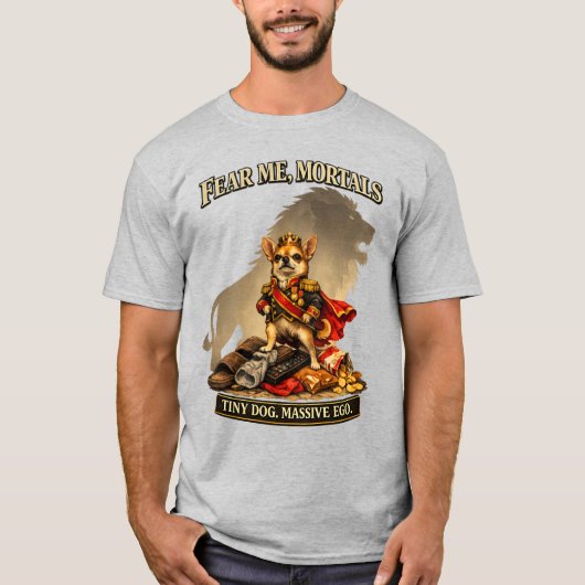 Tiny Tyrant Chihuahua | 恐れよ、凡人たち、コイツは怖い Funny Dog Tシャツ (正面)