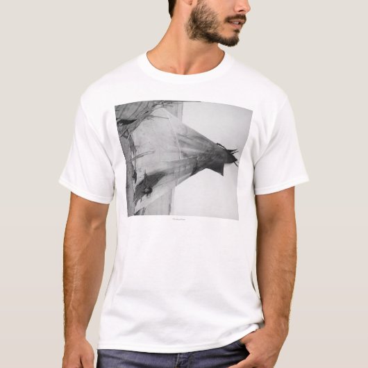 Tipiの外の子犬を持つOglalaの若いインドの女の子 Tシャツ (正面)