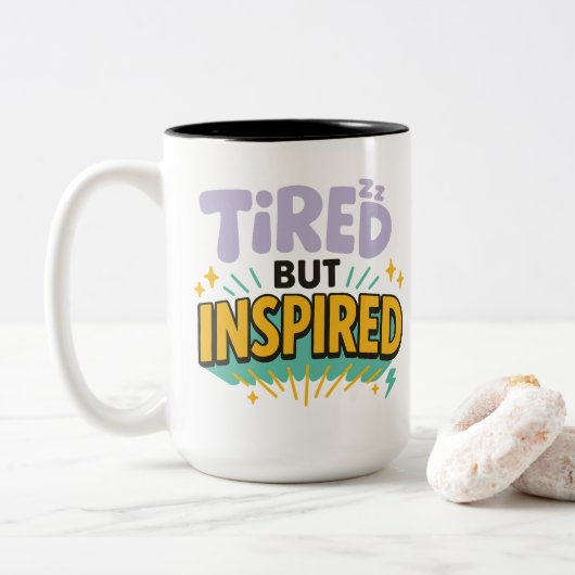 Tired But Inspired – Playful Motivational ツートーンマグカップ (ドーナツ)