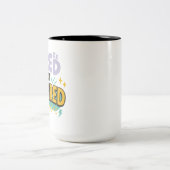 Tired But Inspired – Playful Motivational ツートーンマグカップ (中央)