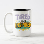 Tired But Inspired – Playful Motivational ツートーンマグカップ (左)