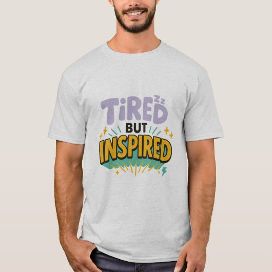 Tired But Inspired – Playful Motivational Tee Tシャツ (正面)