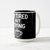 Tired But Trying – Funny Relatable Mood Design ツートーンマグカップ (正面右)
