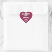 Tired But Trying – Funny Relatable Mood Design ハートシール (バッグ)