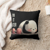 Tired Panda Gym – Cute Funny Workout Art クッション (ブランケット)