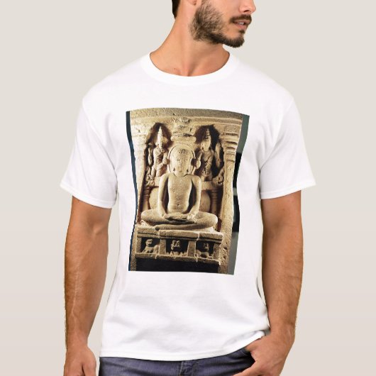Tirthankara Mahaviraを描写するレリーフ、浮き彫り Tシャツ (正面)