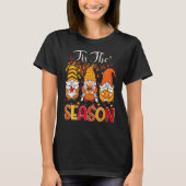 Tis The Season Three Gnomes Pumpkin Fall Leaves Th Tシャツ (正面)