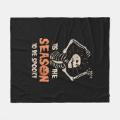 Tis The Season To Be Spooky Funny Skeleton Hallowe フリースブランケット (正面(横))