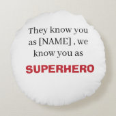  Title The World Knows Her As [NAME] We Know Her A ラウンドクッション (裏面)