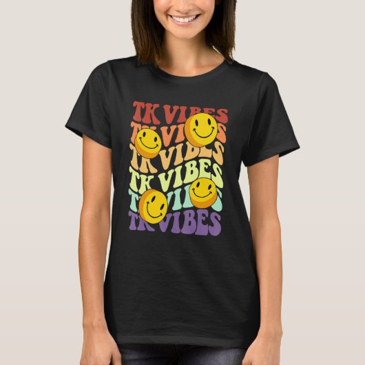 Tk vibes crew retroスマイル顔新学期種類 tシャツ (正面)