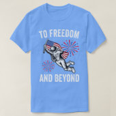 To Freedom And Beyond American Flag Astronaut 4th Tシャツ (デザイン正面)