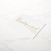 To My Bridesmaid on My Wedding Day Elegant Script 箔招待状ポストカード (回転した状態)