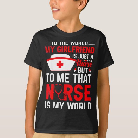 To The World My Girlfriend Is Just A Nurse Funny V Tシャツ (正面)