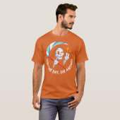Tobe Fonsecaによる「今日を生きて、明日死ぬ」 Tシャツ (正面フル)