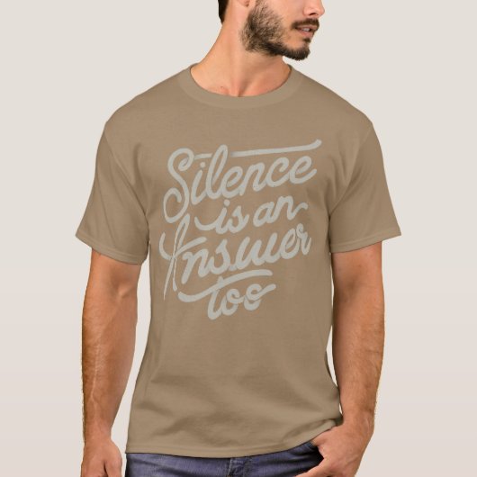 Tobe Fonsecaによる「沈黙も答えである」 Tシャツ (正面)