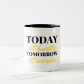 Today It Hurts Tomorrow It Works 2 ツートーンマグカップ (中央)
