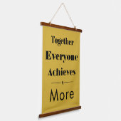 Together Everyone Achieves More - Metallic Gold 吊り下げ型タペストリー (傾斜あり)
