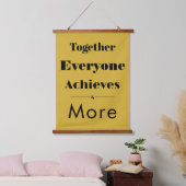 Together Everyone Achieves More - Metallic Gold 吊り下げ型タペストリー (寝室)