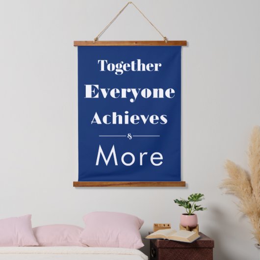 Together Everyone Achieves More - Navy Blue 吊り下げ型タペストリー (寝室)