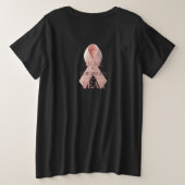 Together We Fight™ – がんよりも強く | 乳房 プラスサイズTシャツ (デザイン裏面)