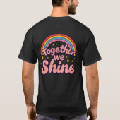 🌈 Together We Shine - レトロ・レインボー・プライドの名言 Tシャツ (裏面)
