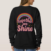 Together We Shine – Rainbow Retro Pride Quote スウェットシャツ (裏面)