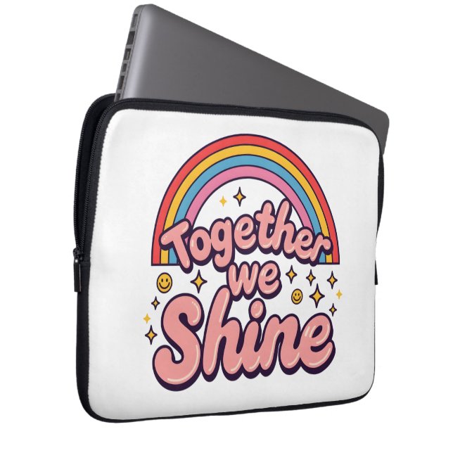 Together We Shine – Rainbow Retro Pride Quote ラップトップスリーブ (正面右)
