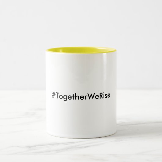 #TogetherWeRiseの黄色いコーヒー・マグ ツートーンマグカップ (中央)
