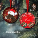 ToggenburgヤギSanta Hatクリスマスオーナメント セラミックオーナメント<br><div class="desc">彼女の絵を描Santa Hatでかわいらしは、このToggenburgの乳ヤギの手のポートレート-金ゴールドの雪の結晶と深い深紅の赤い背景きらめく上。あなたのホリデーギフトの与えためのヤギのクリスマスオーナメント、クリスマスツリーまたは窓のオーナメントカスタマイズは、バックの日付</div>