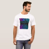 Tokyo In Harmony With Chaos – Neon Skyline Art Tシャツ (正面フル)