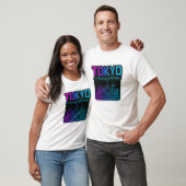 Tokyo In Harmony With Chaos – Neon Skyline Art Tシャツ (ユニセックス)