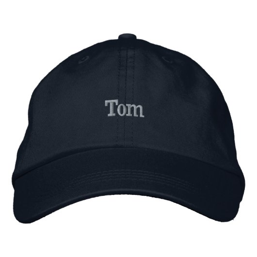 「Tom」男性の名前の刺繍 刺繍入りキャップ (正面)