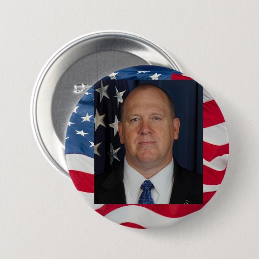Tom Homan Button with flag waving behind 缶バッジ (正面&裏面)