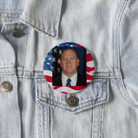 Tom Homan Button with flag waving behind 缶バッジ (インサイチュ)