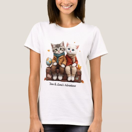 Tom & Luna’s Adventures™ Cozy Autumn Travel T-Shir Tシャツ (正面)