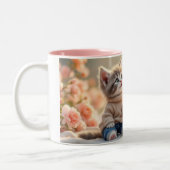Tom & Luna’s Adventures – Cozy Companions Mug ツートーンマグカップ (左)