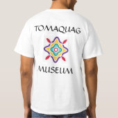 Tomaquag博物館のロゴのティー Tシャツ (裏面)
