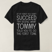 TOMMYネームパーソナライズされた誕生日おもしろいクリスマスJ Tシャツ (デザイン正面)