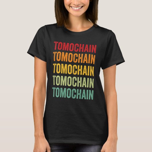 Tomochain暗号通貨レインボーテキストデザイン Tシャツ (正面)