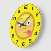 Tongue Out Emoji Funny Goofy Face ラージ壁時計 (傾斜)
