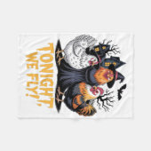 Tonight We Fly Funny Halloween Witch Chickens Spoo フリースブランケット (正面(横))