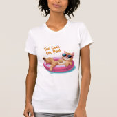 Too Cool for Pool – Funny Cat Floating on Pool Tシャツ (正面)
