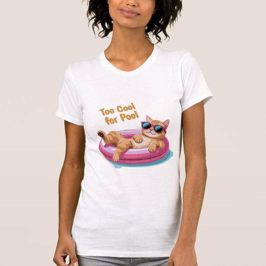 Too Cool for Pool – Funny Cat Floating on Pool Tシャツ (正面)
