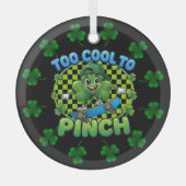Too Cool to Pinch Skateboard Shamrock St. Patricks ガラスオーナメント (正面)