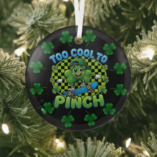 Too Cool to Pinch Skateboard Shamrock St. Patricks ガラスオーナメント (インサイチュ)