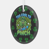 Too Cool to Pinch Skateboard Shamrock St. Patricks ガラスオーナメント (正面左)