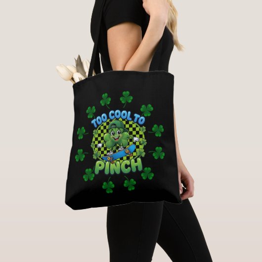 Too Cool to Pinch Skateboard Shamrock St. Patricks トートバッグ (クローズアップ)