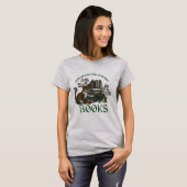 Too Many Books Green ダークアカデミアTシャツ Tシャツ (正面フル)