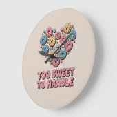 Too Sweet to Handle | Donut Kids ラージ壁時計 (傾斜)