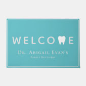 Toothロゴモダンライトティール（緑がかった色）歯科へようこそ ドアマット (正面)